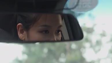 汽车后视镜里时尚靓丽的女士视频的预览图